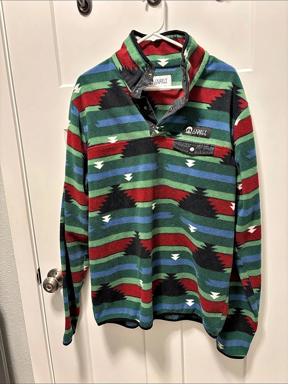 Gnarly fleece Long Sleeve Pullover in black, burgundy and Green, Size Large Like